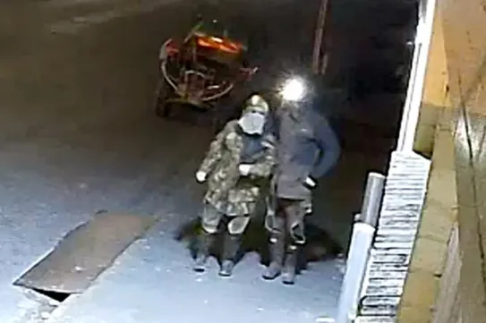 Bankot rabolt és boltból is lopott, mégis lassan négy éve nem tudják elfogni a gyerekeivel a vadonban bujkáló férfit