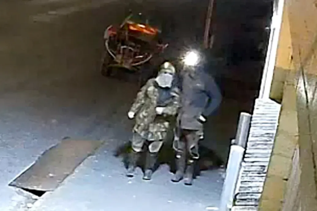 Bankot rabolt és boltból is lopott, mégis lassan négy éve nem tudják elfogni a gyerekeivel a vadonban bujkáló férfit