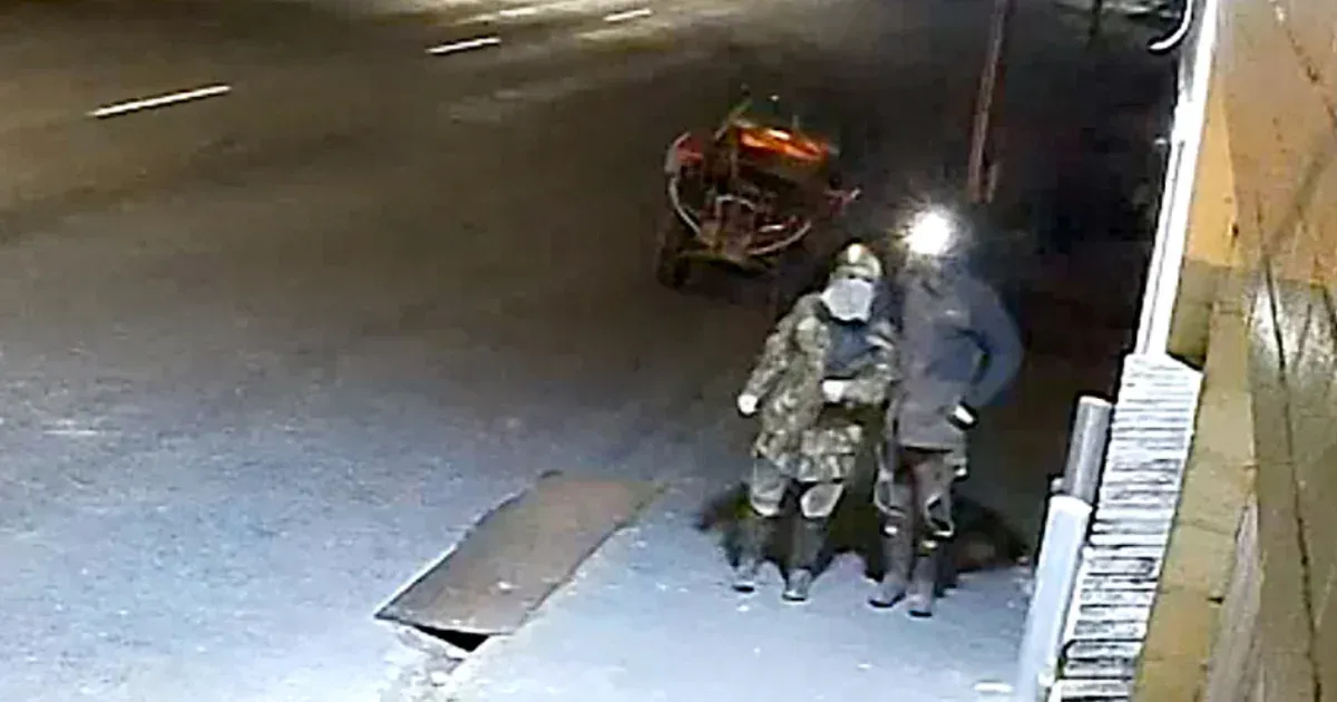 Bankot rabolt és boltból is lopott, mégis lassan négy éve nem tudják elfogni a gyerekeivel a vadonban bujkáló férfit