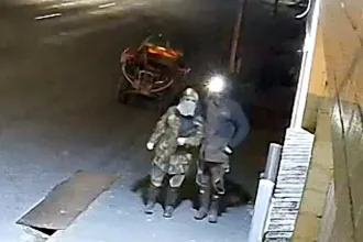 Bankot rabolt és boltból is lopott, mégis lassan négy éve nem tudják elfogni a gyerekeivel a vadonban bujkáló férfit