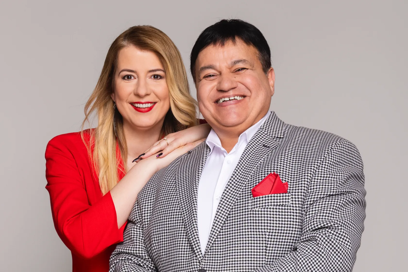 Csocsesz kolbászával üldözi riválisát az RTL