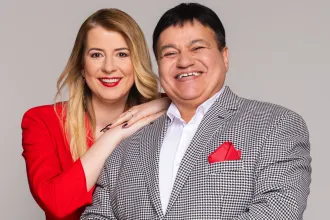 Csocsesz kolbászával üldözi riválisát az RTL