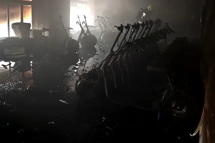 Hatvan elektromos rollerrel együtt az üzlet is kiégett Budapesten, akkumulátor okozhatta a tüzet