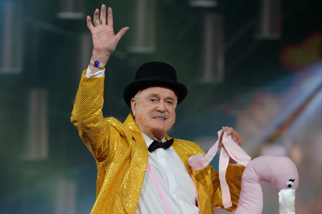 John Cleese is úgy gondolja, az Amerikába költöző Orbán Ráhel–Tiborcz István házaspár a süllyedő hajót hagyta el