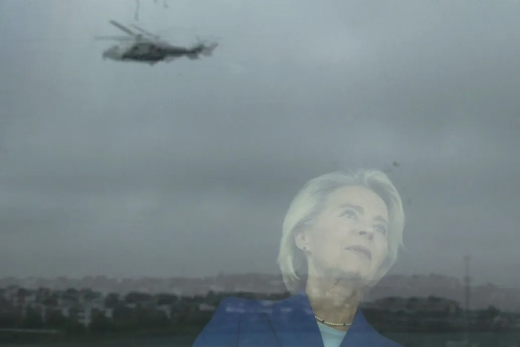 Papírtérképpel navigálták Ursula von der Leyen gépét, mert az oroszok zavarták a GPS-t
