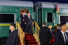 Kim Dzsongun páncélozott vonattal megy a pekingi katonai díszszemlére