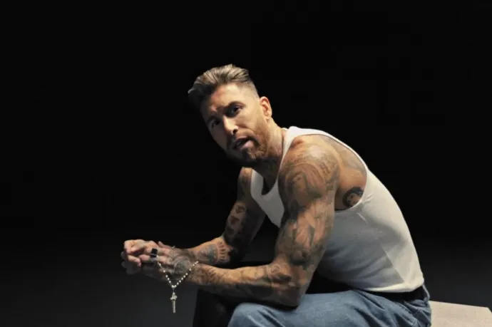 Sergio Ramos popénekesnek állt, első számával a Real Madridnak üzent