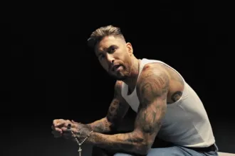 Sergio Ramos popénekesnek állt, első számával a Real Madridnak üzent
