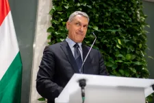 Lázár János szerint aki ismeri Orbánék életviszonyait, az tudja, luxizásról szó sincs