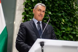Lázár János szerint aki ismeri Orbánék életviszonyait, az tudja, luxizásról szó sincs