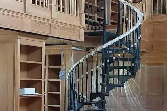 A hatvanpusztai birtok könyvtáráról osztott meg újabb fotókat Hadházy Ákos