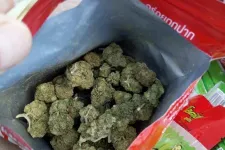 Droggal töltött sütis doboz és csokicsomagolás is előkerült a NAV razziáján