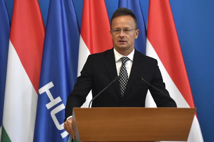 Szijjártó Péter is ott lesz a győzelem napi katonai parádén Pekingben