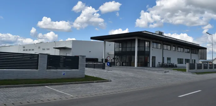 A néhai és az új "Bayer-sztráda" az alszegi úton, ahol még aszfalt se volt, most már minden van – Fotó: Visit Hargita / Google View képernyőmentés, Tőkés Hunor / Transtelex