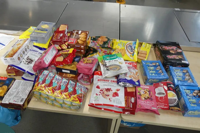 Droggal töltött sütis doboz és csokicsomagolás is előkerült a NAV razziáján