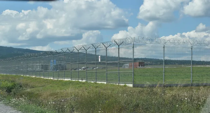 A pityókagyáras incidens után már tudnak a jelenlétünkről, furgonok állnak készenlétben, figyelnek a távolból, a rácsok mögül, egy biztonsági őr áll a reptér bejárata előtt, hogy a szabályokat ismertesse – Fotók: Tőkés Hunor / Transtelex, Egyed "Ufó" Zoltán 2023-as drónfelvétele / Átlátszó Erdély