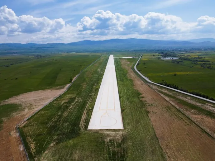A pityókagyáras incidens után már tudnak a jelenlétünkről, furgonok állnak készenlétben, figyelnek a távolból, a rácsok mögül, egy biztonsági őr áll a reptér bejárata előtt, hogy a szabályokat ismertesse – Fotók: Tőkés Hunor / Transtelex, Egyed "Ufó" Zoltán 2023-as drónfelvétele / Átlátszó Erdély