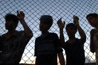 Néhány évtizede még a világ leggazdagabb országa volt, ma jó pénzért deportált menekülteket fogad be