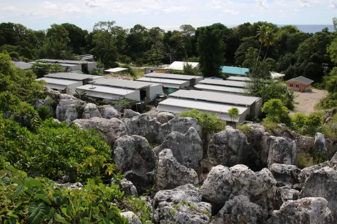 Az 5-ös számú menekülttábor Nauru szigetén – Fotó: Mike Leyral / AFP