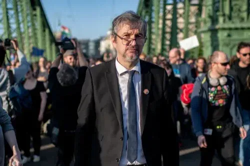 Hadházy Ákos visszamegy állatorvosnak, ha jövőre nem jut be a parlamentbe