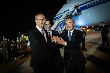Mit keres Szijjártó és Fico egy olyan katonai parádén, amin Putyin és Kim Dzsongun is részt vesz?