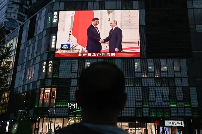 Hszi Csin-ping és Putyin találkozójáról szóló tudósítás látható egy pekingi óriáskivetítőn 2025. május 8-án – Fotó: Pedro Pardo / AFP
