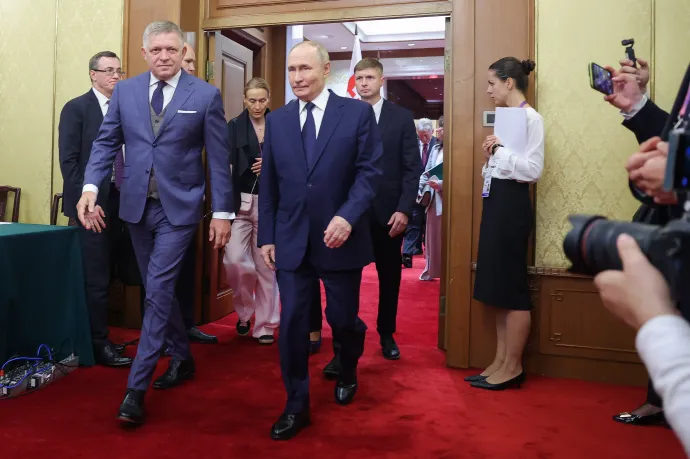 Robert Fico szlovák miniszterelnök és Vlagyimir Putyin orosz elnök a kétoldalú megbeszélésre érkezik a pekingi Tiaojütaj állami vendégházban 2025. szeptember 2-án – Fotó: Makszim Semetov / Reuters Pool / EPA / MTI