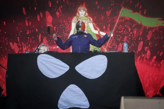 Csak bulizni szeretne egy lány a Magyarországról legkitiltottabb együttes új klipjében