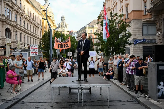 Hadházy Ákos beszél a Ferenciek terén – Fotó: Bődey János / Telex