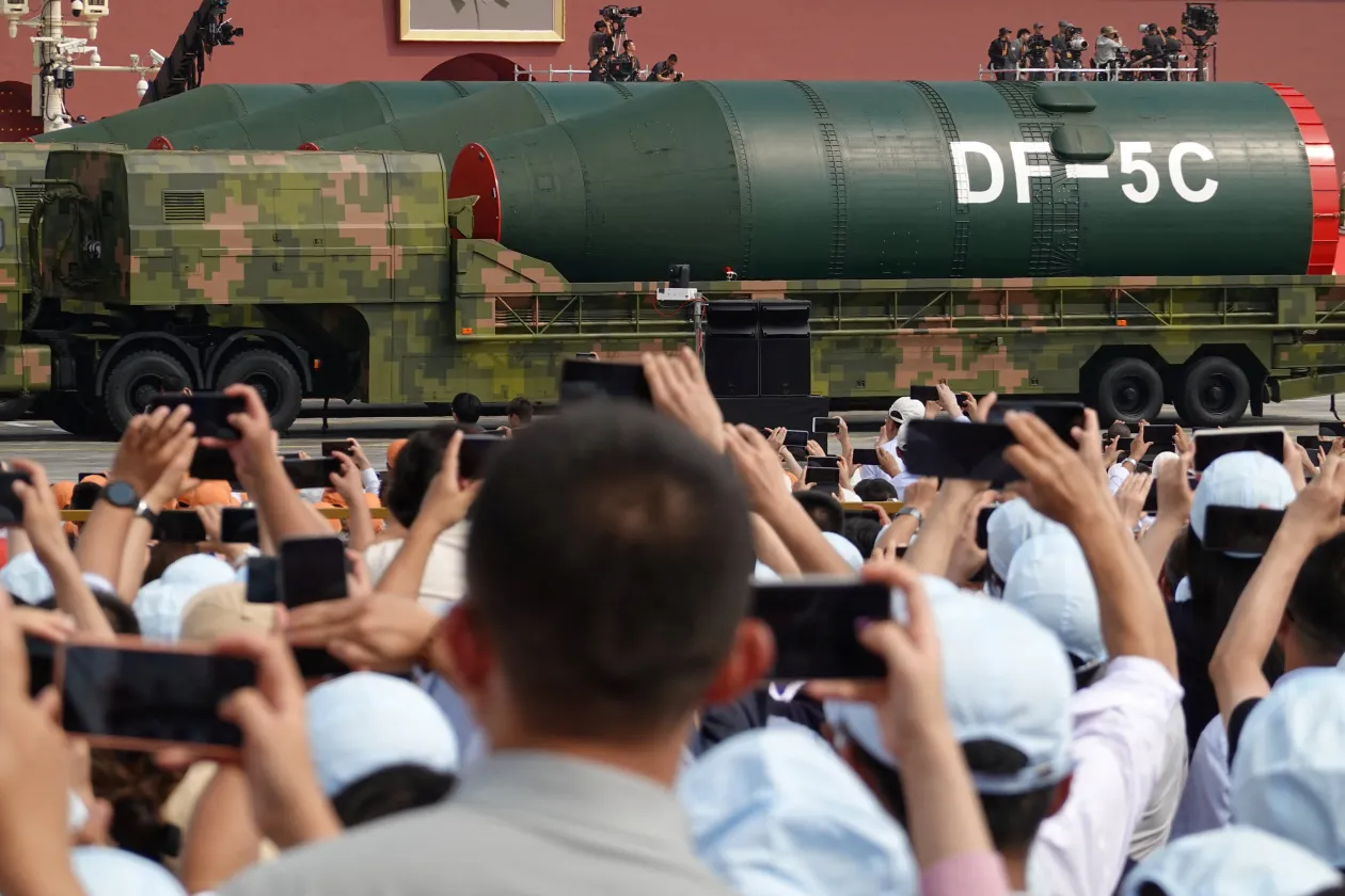 A kínai hadsereg DF–5C és DF–61- típusú nukleáris rakétái a szeptember 3-i, pekingi katonai parádén – Fotó: Go Nakamura – Tingshu Wang / Reuters