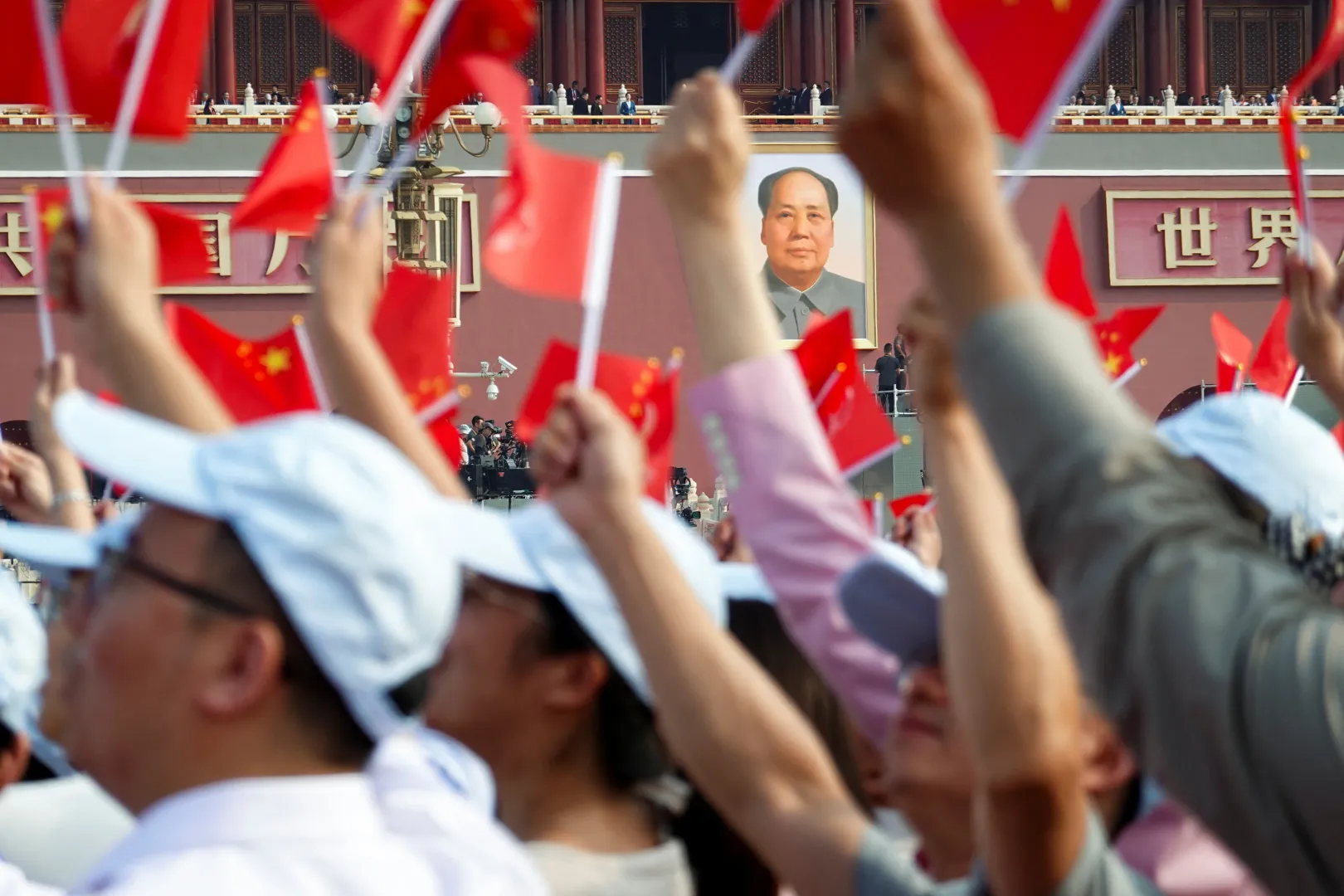 Mao Ce-tung portréja az ünneplő tömeg fölött – Fotó: Go Nakamura / Reuters