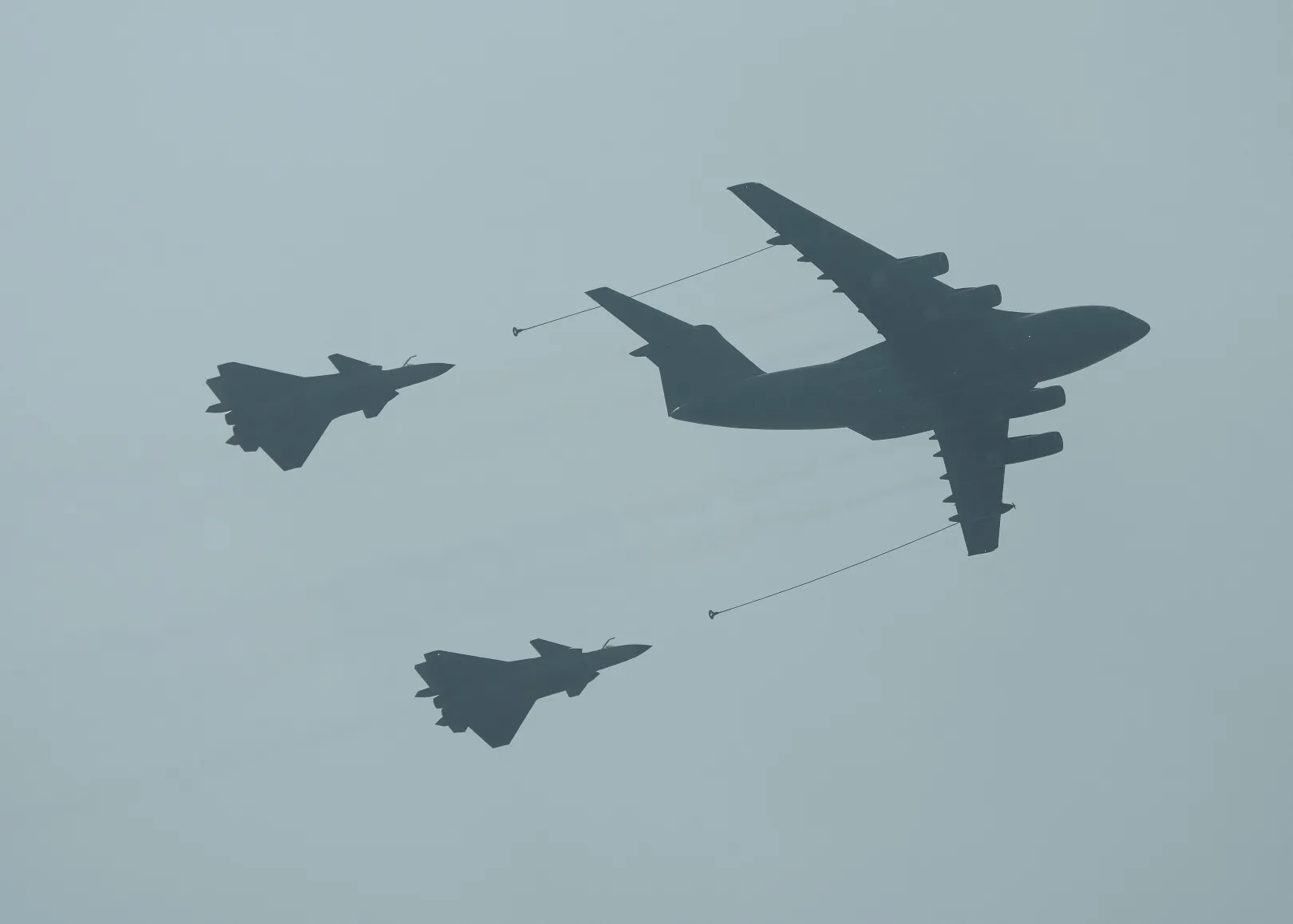Vadászgépek és egy légi utántöltő a katonai parádén – Fotó: Wang Ying / Xinhua News / AFP