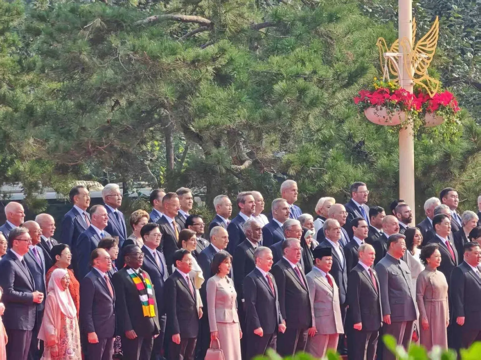 Szijjártó Péter a díszszemlén balra fent a fotó harmadánál – Fotó: Szijjártó Péter / Facebook