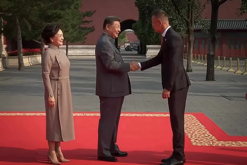 Szijjártó becsekkolt a pekingi katonai parádéról