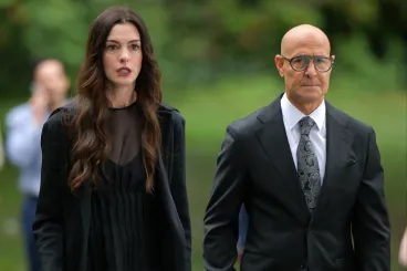 Anne Hathaway a gyerekszínészekre hivatkozva lecsitította a lesifotósokat Az ördög Pradát visel 2. forgatásán