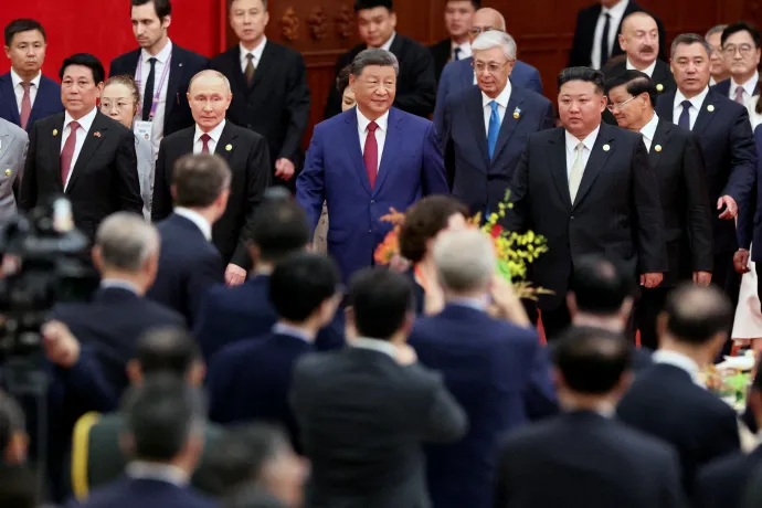 Vlagyimir Putyin, Hszi Csin-ping és Kim Dzsongun a kínai–japán háború befejezése és a második világháború ázsiai lezárásának 80. évfordulója alkalmából rendezett katonai díszszemlén Pekingben 2025. szeptember 3-án – Fotó: Florence Lo / Reuters