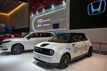 Szinte az összes nagy autógyártó visszavett már az elektromosítási terveiből
