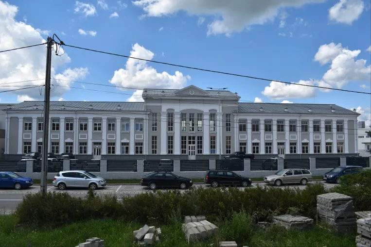Gyergyóremetén jártunk: jégcsarnok, beüzemelt gyárak, reptér és félkész luxushotel van a NER-kirakatban