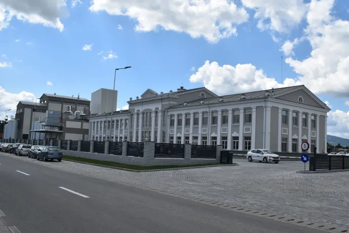 Gyergyóremetén jártunk: jégcsarnok, beüzemelt gyárak, reptér és félkész luxushotel van a NER-kirakatban