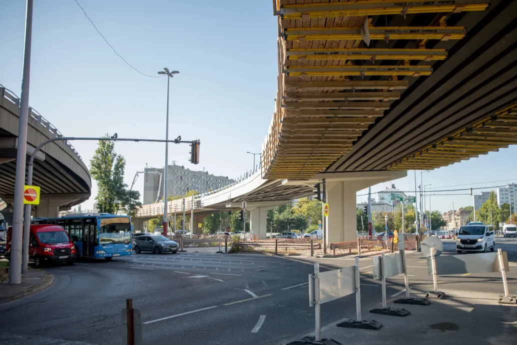 Megemelték a Flórián téri felüljárót – Forrás: Telex.hu