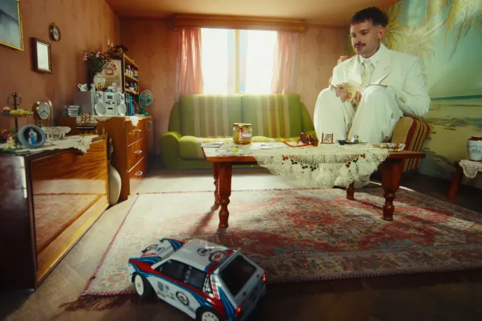 Gifekben ragadt emberek között tör ki a pánik Dzsúdló klipjében