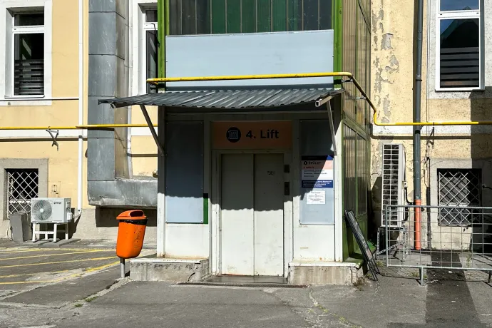 Kiabálással és dörömböléssel lehet hívni az egyik liftet a Ritka Betegségek Intézetében