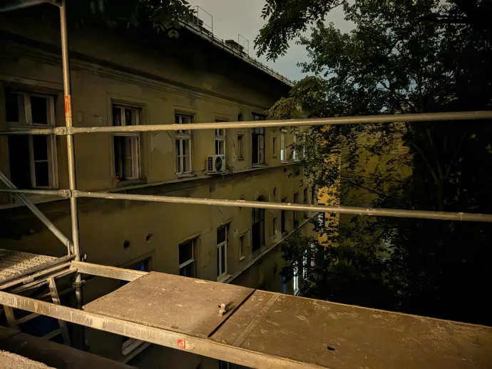 A fenti kép a sima Pixel 10-zel készült, a lenti pedig a Pro-val. A valóságban olyan sötét volt, hogy semmit nem lehetett látni – Fotó: Világi Máté / Telex