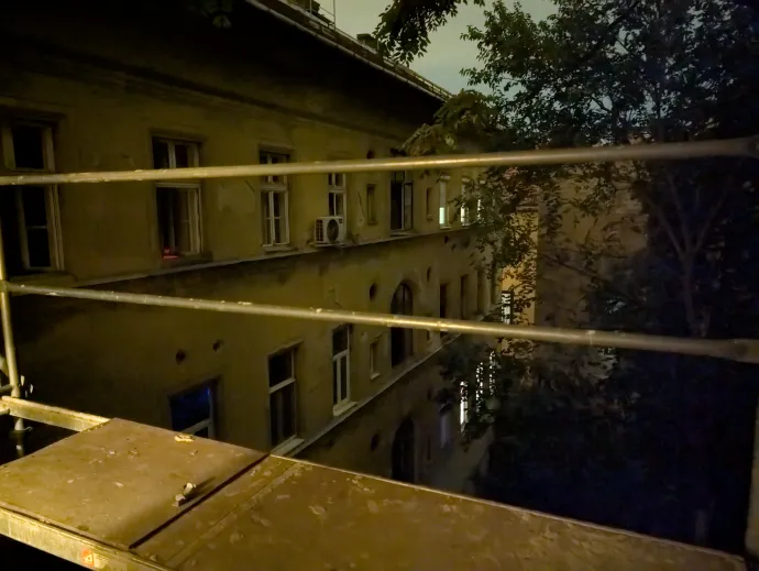 A fenti kép a sima Pixel 10-zel készült, a lenti pedig a Pro-val. A valóságban olyan sötét volt, hogy semmit nem lehetett látni – Fotó: Világi Máté / Telex