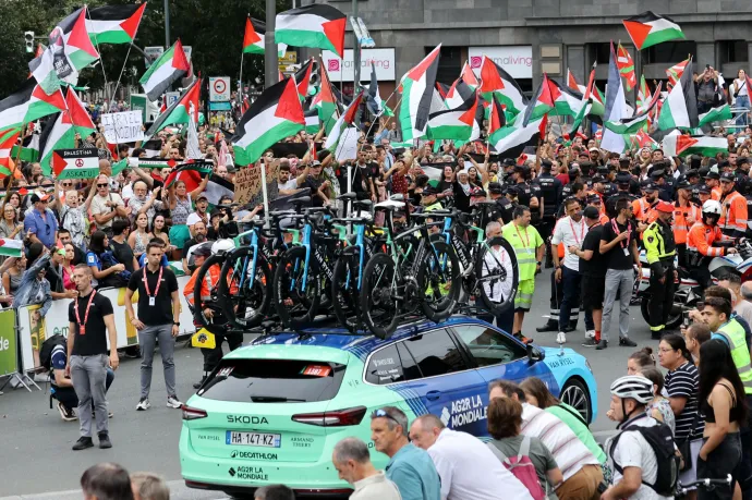 Megint botrányt okoztak a palesztinpárti tüntetők a spanyol kerékpáros körversenyen