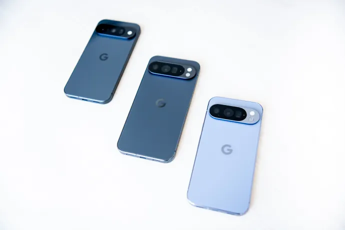 Baloldalt Pixel 10, középen Pro XL, jobb oldalon pedig Pro. A két kisebb méretű telefon első ránézésre a vaku alatti hőmérséklet-szenzor alapján különböztethetőek meg, mert a sima 10-esbe nem került – Fotó: Bődey János / Telex