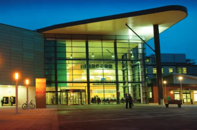 Sokadjára függesztettek fel egy magyar orvost Angliában, mert nem tud eléggé angolul