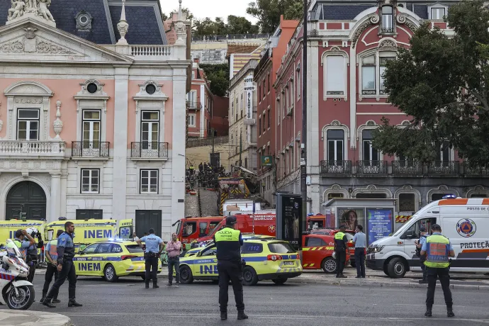 A rendőrök, mentők és a tűzoltók a lisszaboni siklóvasút-baleset helyszínén 2025. szeptember 3-án – Fotó: Miguel A. Lopes / LUSA / EPA / MTI; Reuters