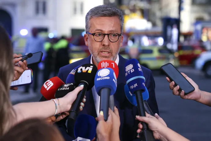 Carlos Moedas nyilatkozik a helyszínen – Fotó: Miguel A. Lopes / LUSA / EPA / MTI
