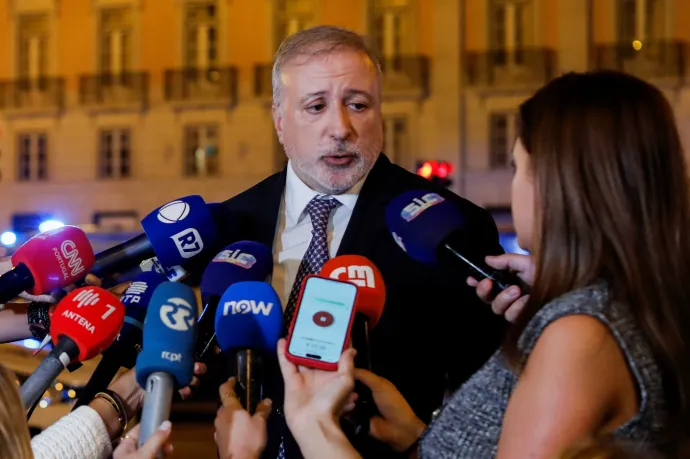 Pedro de Brito Bogas, a Carris vezetője a helyszínen nyilatkozik – Fotó: Pedro Rocha / Reuters